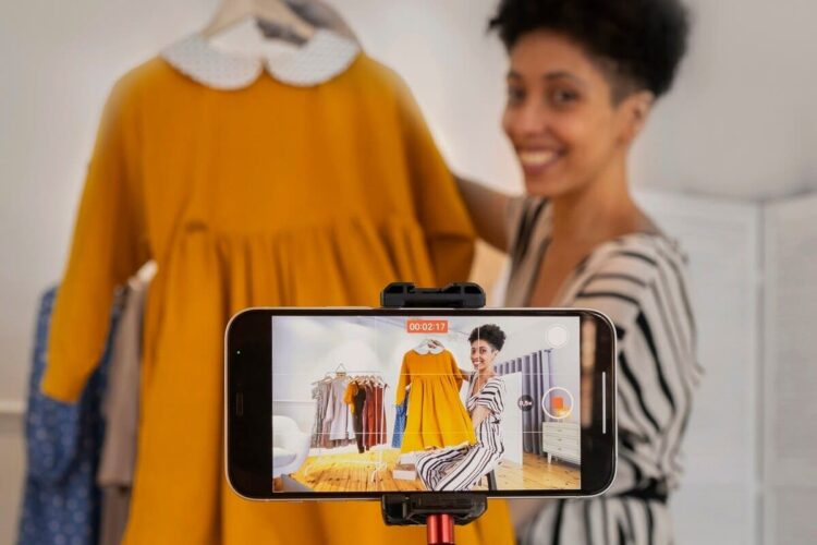 Side view smiley woman with clothes
