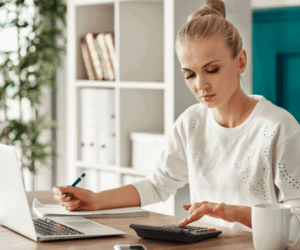 Stay on Track with Your Financial Goals as a Fashion Blogger